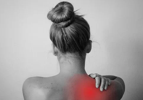 A woman with shoulder pain